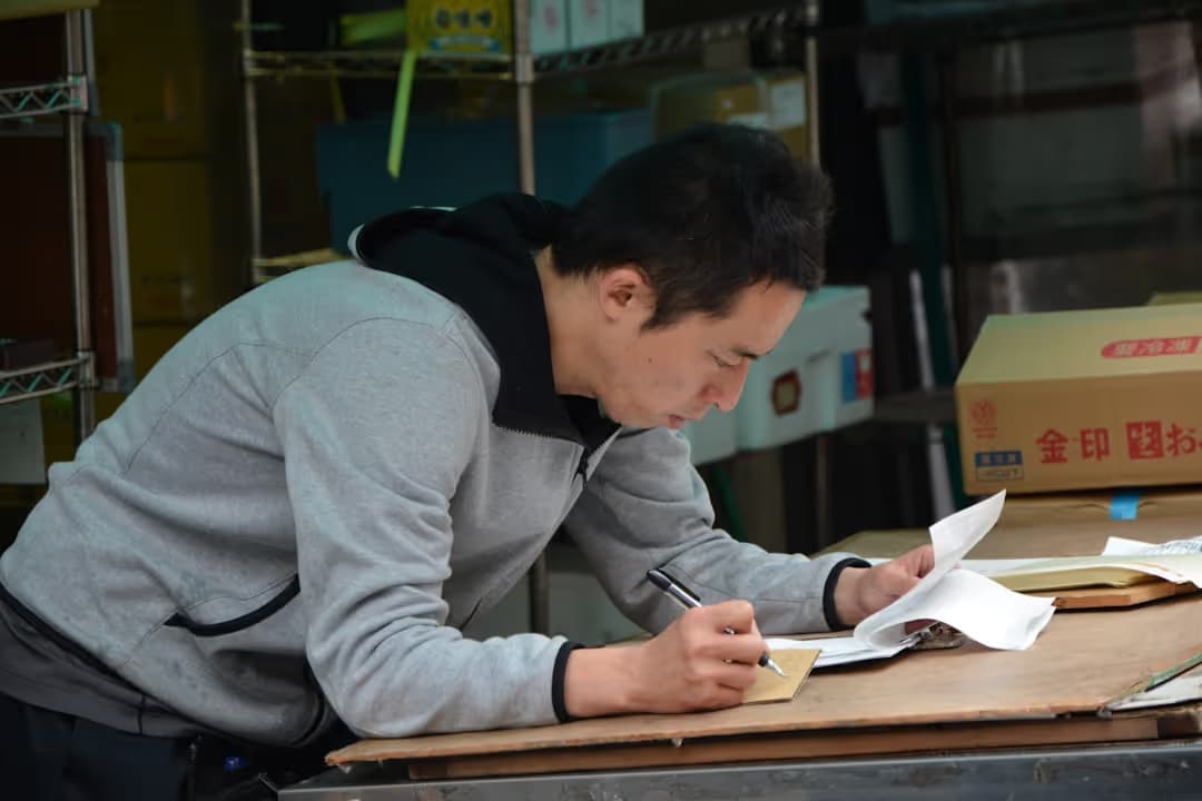 Hóa Đơn Đỏ và Hóa Đơn Điện Tử: So Sánh A-Z Cho DN
